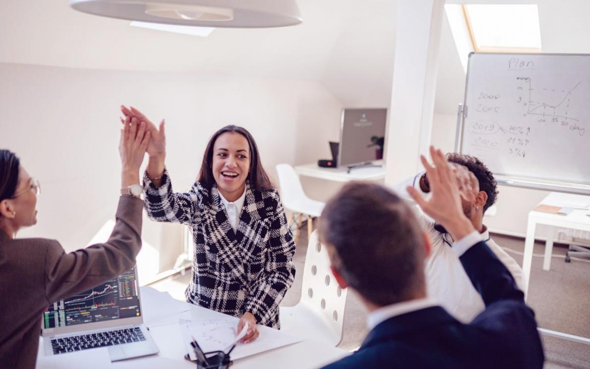 Студент працює за комп'ютером над відеопроєктом