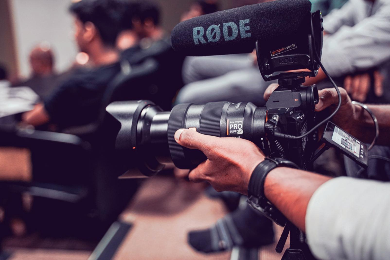 Робочий процес команди під час навчання монтажу відео