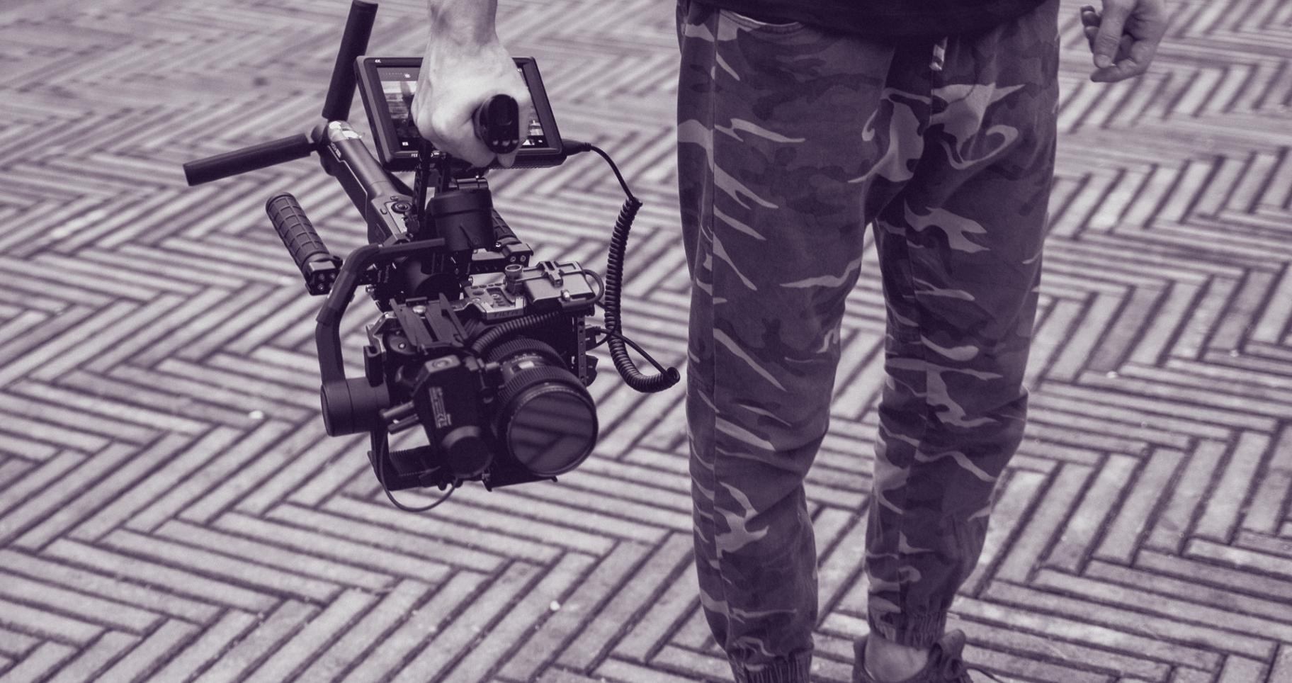 Студент працює над відеопроєктом у професійній монтажній програмі